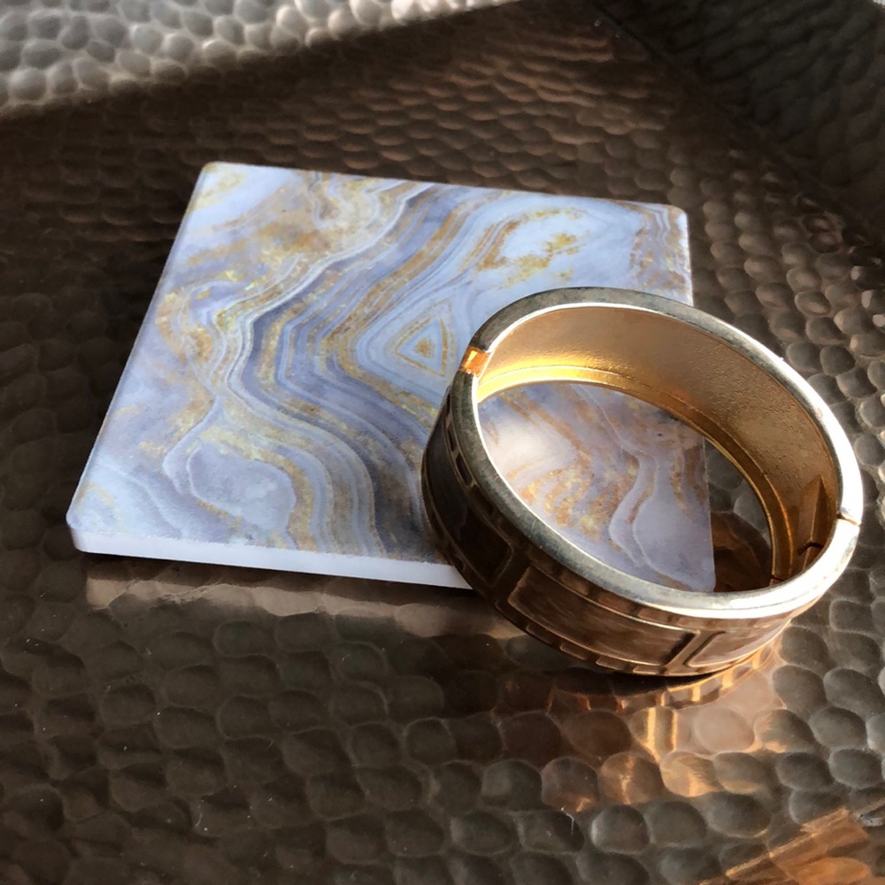 Gold/tan bangle - Picture 3 of 4